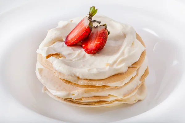 Pfannkuchen Mit Weißer Sahne Und Erdbeeren Auf Einem Weißen Teller — Stockfoto
