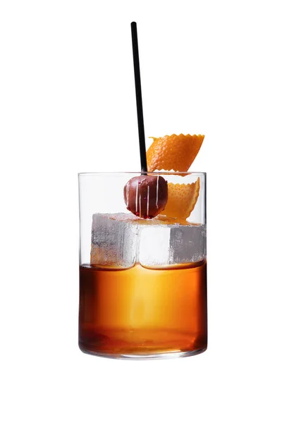 Cocktail Con Buccia Arancia Ghiaccio Olive Bastoncino Bicchiere Fondo Bianco — Foto Stock