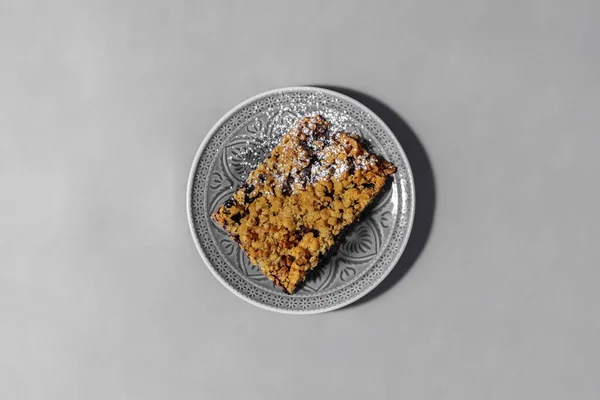 Ciasto Nadzieniem Czarnej Porzeczki Tartym Ciastem Wierzchu Posypane Cukrem Pudrem — Zdjęcie stockowe
