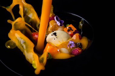 Tatlı, havuç, reçel, ahududu, böğürtlen, çilek, çiçek, dondurma topu, tabakta yulaf ezmeli kurabiye ve koyu arkaplan