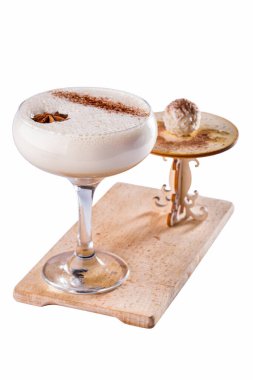 Kakaolu milkshake, anasonlu yıldız ve beyaz arka planda tahta bir tahtanın üzerinde duran dondurmalı dondurma.