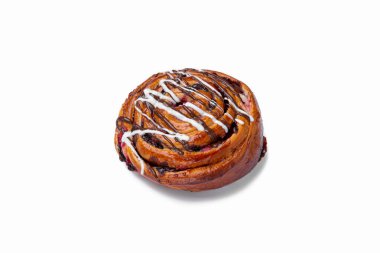 Frenk üzümlü tatlı çörek, beyaz tabakta beyaz ve çikolatalı krema, yakın plan. Yatay yönelim