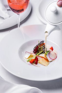 Peynirli, pırasalı, küflü, mung fasulyesi salatası, turp, dantel cips ve çilekli çorba.