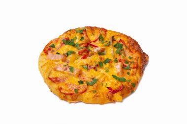 Domatesli pizza, soğan, maydanoz, mayonez ve peynirli beyaz tabak, yakın plan. Yatay yönelim 