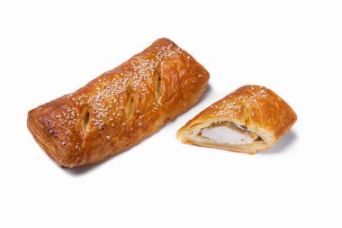 Beyaz bir tabakta tavuklu ve susamlı turta, yakın plan. Yatay yönelim 