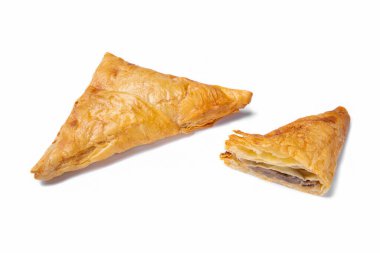 Samsa beyaz tabakta et ile, yakın plan. Tam ve bölgesel dolgu. Yatay yönelim 