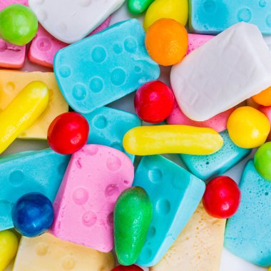 Çok renkli tatlı bardaklar kapanıyor.