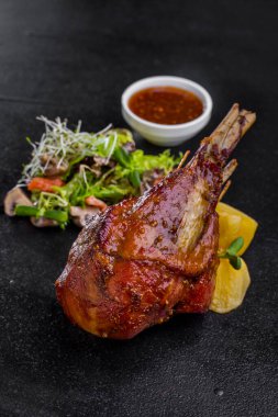 Kızarmış kuzu bifteği soslu, patatesli, domatesli, biberiyeli, taze filizli, mung fasulyeli salatalı, kırmızı soslu. Dikey yönelim