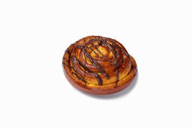 Beyaz tabakta çikolata kremalı tatlı çörek, yakın plan. Yatay yönelim 