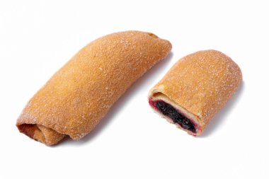 Ev yapımı reçelli çörek ve beyaz bir tabağa şeker serpiştirilmiş, yakın plan. Tam ve bölgesel dolgu. Yatay yönelim 