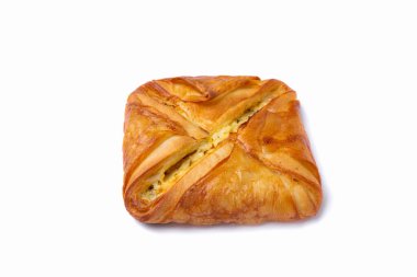 Peynirli puf böreği ve dereotu beyaz tabakta, yakın plan. Yatay yönelim