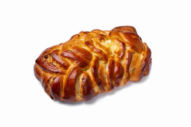 Beyaz bir tabakta peynirli çörek, yakın plan. Yatay yönelim 