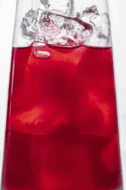 Beyaz arka planda buzlu bardakta kokteyl.