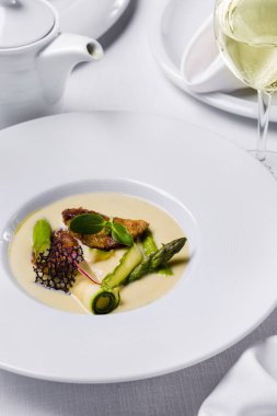 Balık çorbası, fasulye salatası, pırasa, bezelye salatası, turp, dantel cips, kabak ve kuşkonmaz fasulyesi.