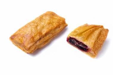 Beyaz tabakta böğürtlen reçelli poğaça, yakın plan. Tam ve bölgesel dolgu. Yatay yönelim