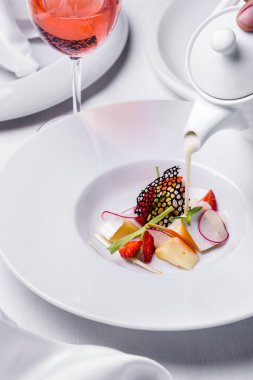 Peynirli, pırasalı, küflü, mung fasulyesi salatası, turp, dantel cips ve çilekli çorba.