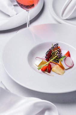 Peynirli, pırasalı, küflü, mung fasulyesi salatası, turp, dantel cips ve çilekli çorba.