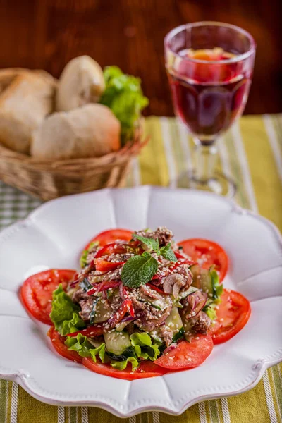 Salad Meat Tomatoes Peppers Mint Onions Arugula Lettuce Sesame Seeds — Foto de Stock