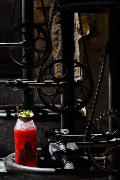 Ein Cocktail Mit Eis Erdbeeren Passionsfrüchten Minze Und Einem Strohhalm — Stockfoto