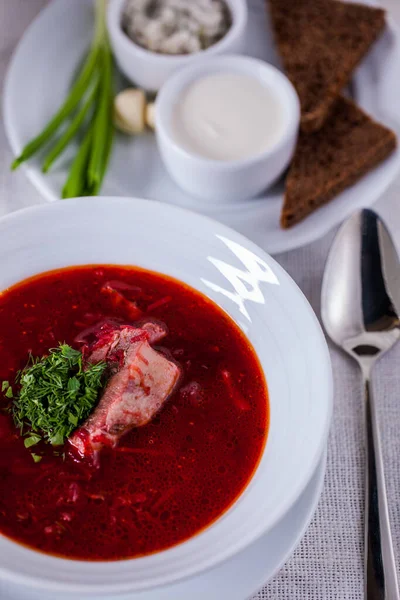 Borscht Con Carne Perejil Zanahorias Plato Con Cebolla Cuchara Pan — Foto de Stock