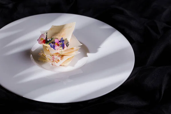 Salade Crabe Pain Croustillant Fin Caviar Tobiko Pétales Fleurs Dans — Photo