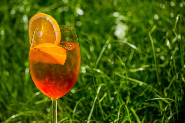 Cocktail Ice Oranges Glass Stands Wooden Table Background Green Grass — 图库照片
