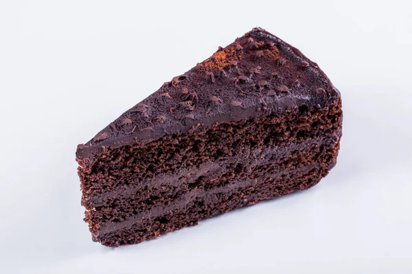 Uma Fatia Bolo Chocolate Com Pedaços Chocolate Topo Fundo Branco — Fotografia de Stock