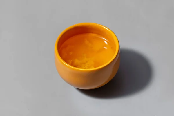 Чай Облепихи Апельсиновой Керамической Чашке Чашка Стоит Сером Бумажном Фоне — стоковое фото