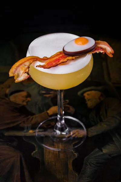 Cocktail Com Bacon Espumoso Ovo Marmelada Copo Uma Mesa Madeira — Fotografia de Stock