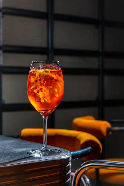 Cocktail Fruits Passion Dans Verre Sur Une Table Entourée Chaises — Photo