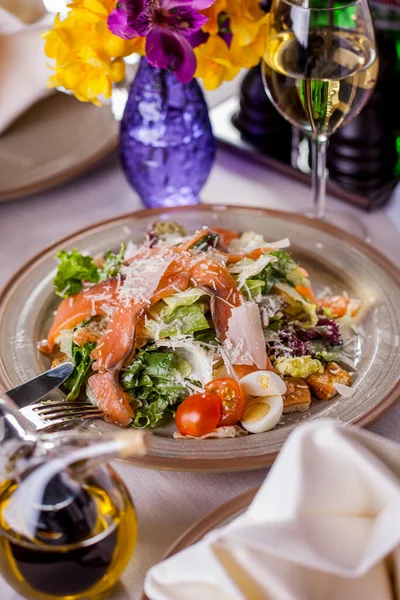 Somonlu salata, domates, haşlanmış yumurta, peynir, marul.