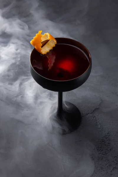 Cocktail Met Sinaasappelschil Een Glas Dat Een Betonnen Tafel Staat — Stockfoto