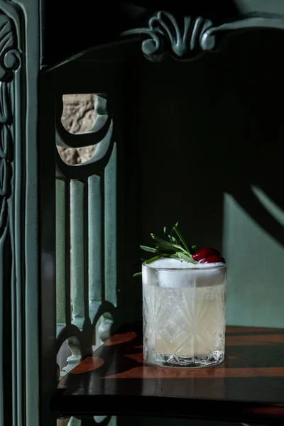 Cocktail Rosemary Olives Froth Glass Standing Chair — Stockfoto