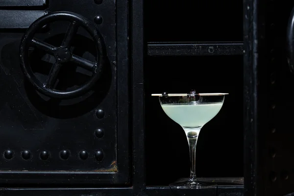 Cocktail Olive Currant Skewer Glass Safe — 스톡 사진