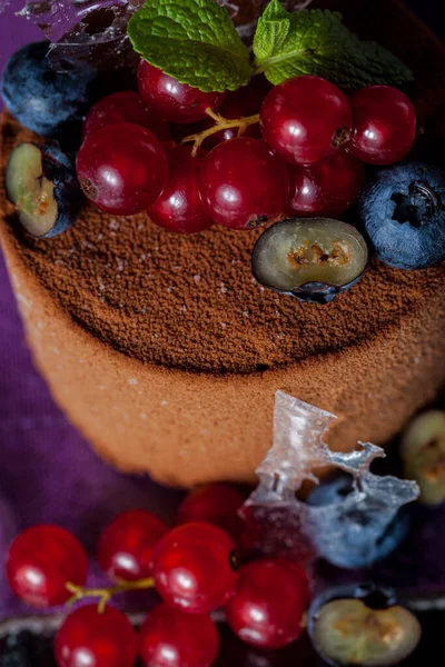 Dessert Mit Pochiertem Kakaofondant Roten Johannisbeeren Und Blaubeeren Auf Violettem — Stockfoto