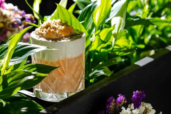 Cocktail Ice Pineapple Porridge Glass Stands Table Background Greenery — 스톡 사진