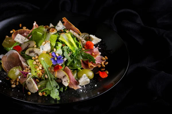 Prosciutto Salad Grapes Lettuce Arugula Grains Blue Cheese Flower Petals — Stockfoto