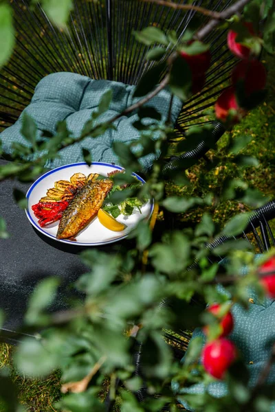 Fried Fish Zucchini Bell Pepper Lemon Arugula Frisse Salad Spinach — Stok fotoğraf