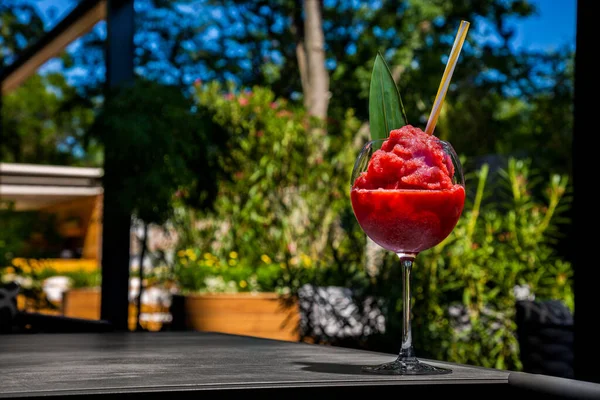 Cocktail Strawberry Sorbet Straw Banana Leaf Glass Standing Table Backdrop — Foto de Stock