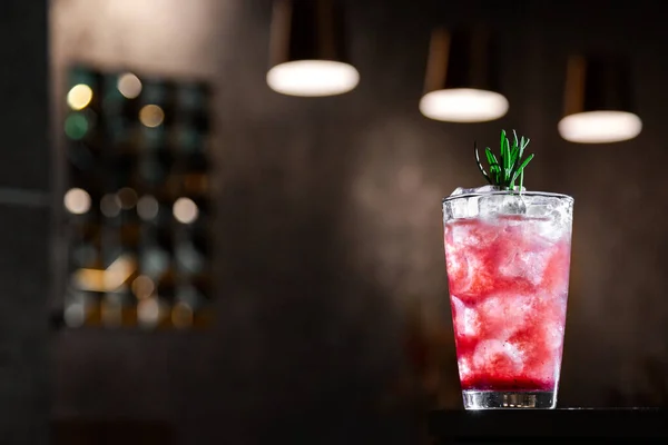 Ein Cocktail Mit Sirup Eis Und Rosmarin Einem Glas Das — Stockfoto
