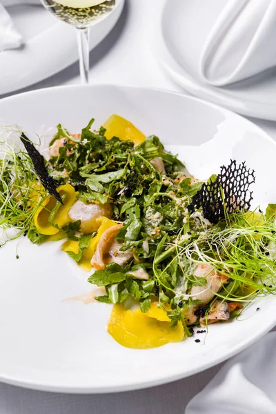Salat Mit Tintenfisch Jungen Triebe Rucola Endivien Pfeffer Spitzen Chips — Stockfoto