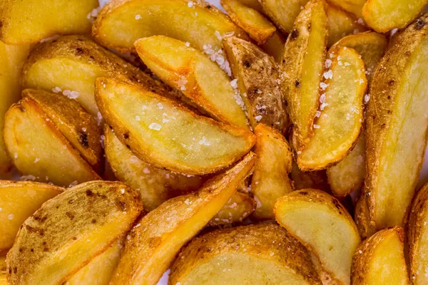 Gefrituurde Aardappelpartjes Met Grof Zout — Stockfoto