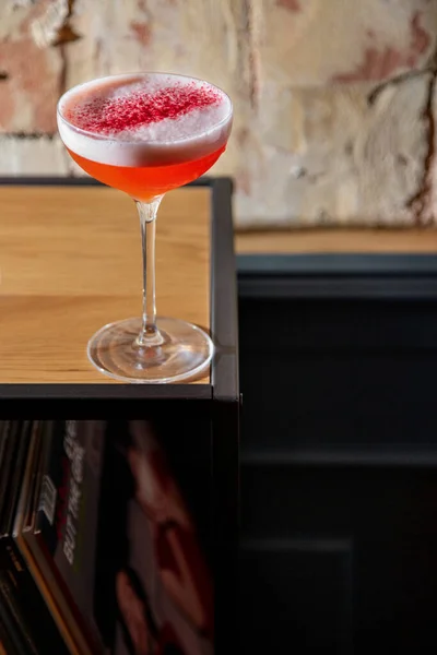 Cocktail Froth Red Powder Glass Table — ストック写真