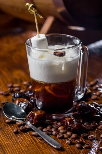 Cocktail Ice Marshmallows Skewer Coffee Beans Glass Which Stands Wooden — Foto de Stock