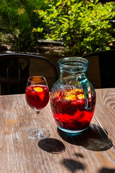 Juice Oranges Strawberries Glass Jug Stands Table Background Green Spaces — Foto de Stock