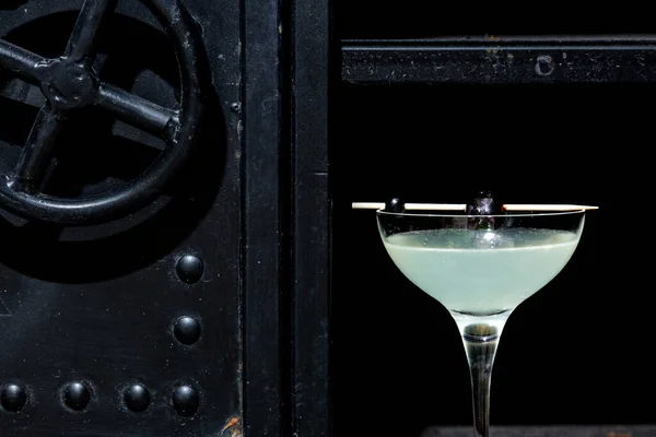 Cocktail Olive Currant Skewer Glass Safe — 스톡 사진