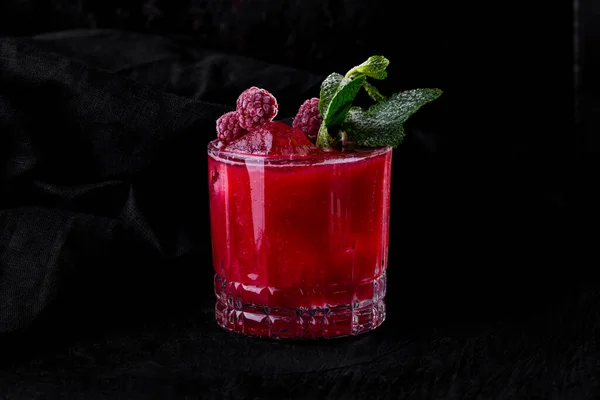 Cocktail Con Ghiaccio Lamponi Menta Bicchiere Che Poggia Tavolo Legno — Foto Stock