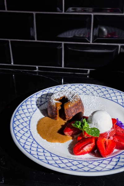 Baking Caramel Powdered Sugar Strawberries Scoop Ice Cream Mint Violet — Stock Photo, Image