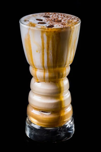 Latte Con Espuma Jarabe Caramelo Cacao Polvo Granos Café Vaso — Foto de Stock