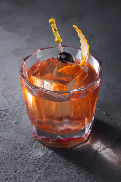 Cocktail Con Ghiaccio Oliva Uno Spiedo Una Buccia Arancia Bicchiere — Foto Stock